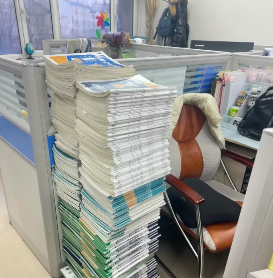 每次一到查作业的时候，我的办公桌就乱得不成样子。练习册堆得像小山似的，把我整个儿
