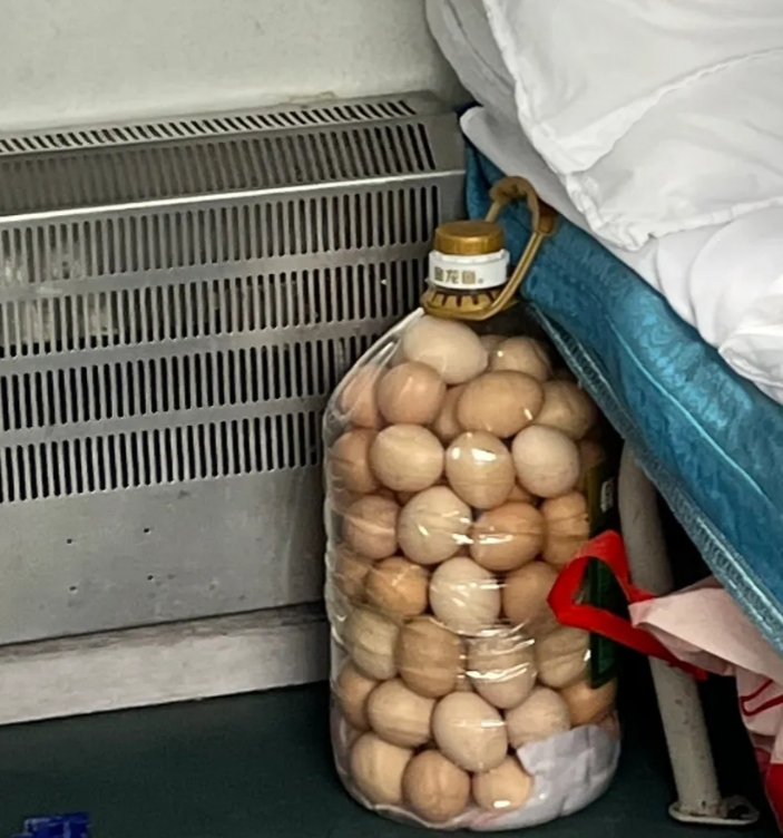 现在的人可真厉害……在火车上看到这样一幕，一个塑料瓶里满满当当装着鸡蛋，着实让人