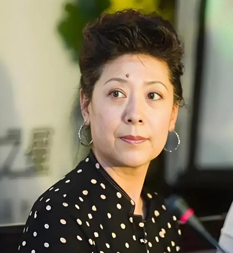 关牧村说自己买衣服从来不去买牌子的，更不去那些奢侈品店，就连自己参加节目的礼服都