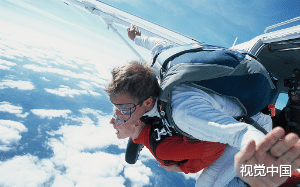 妻子蜜月带我去见她的竹马，两人当着我的面旧情复燃。我退位让贤：祝你们百年好合！