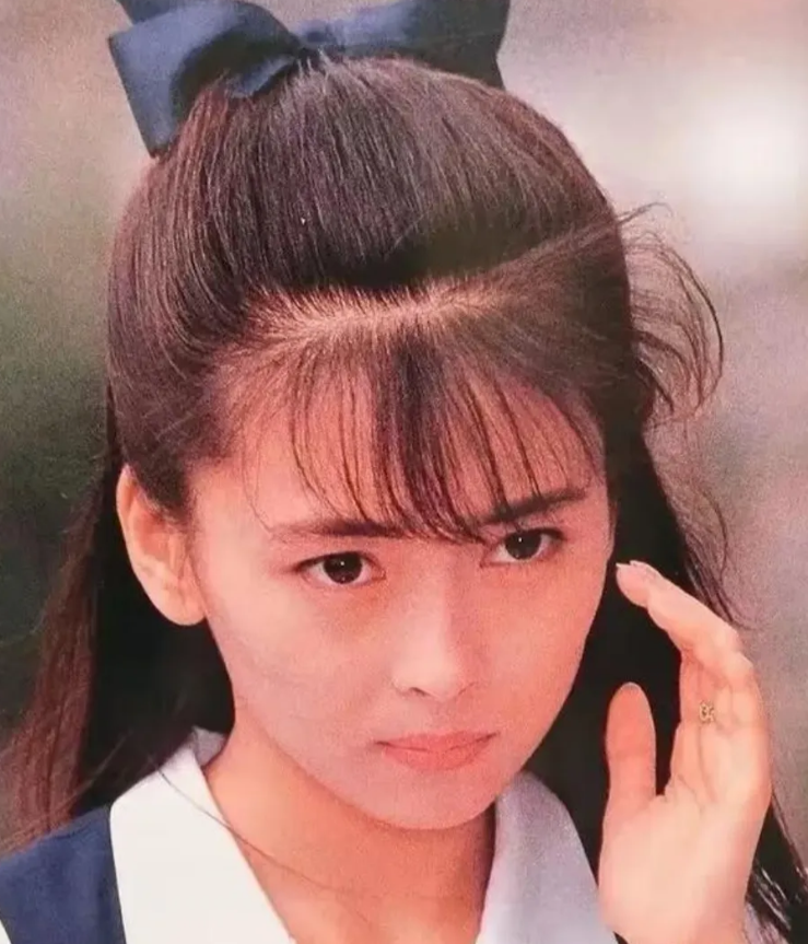 发觉日本早期的女星特别清纯漂亮，又很有辨识度，而且她们现代装，喜欢扎头发，显得很