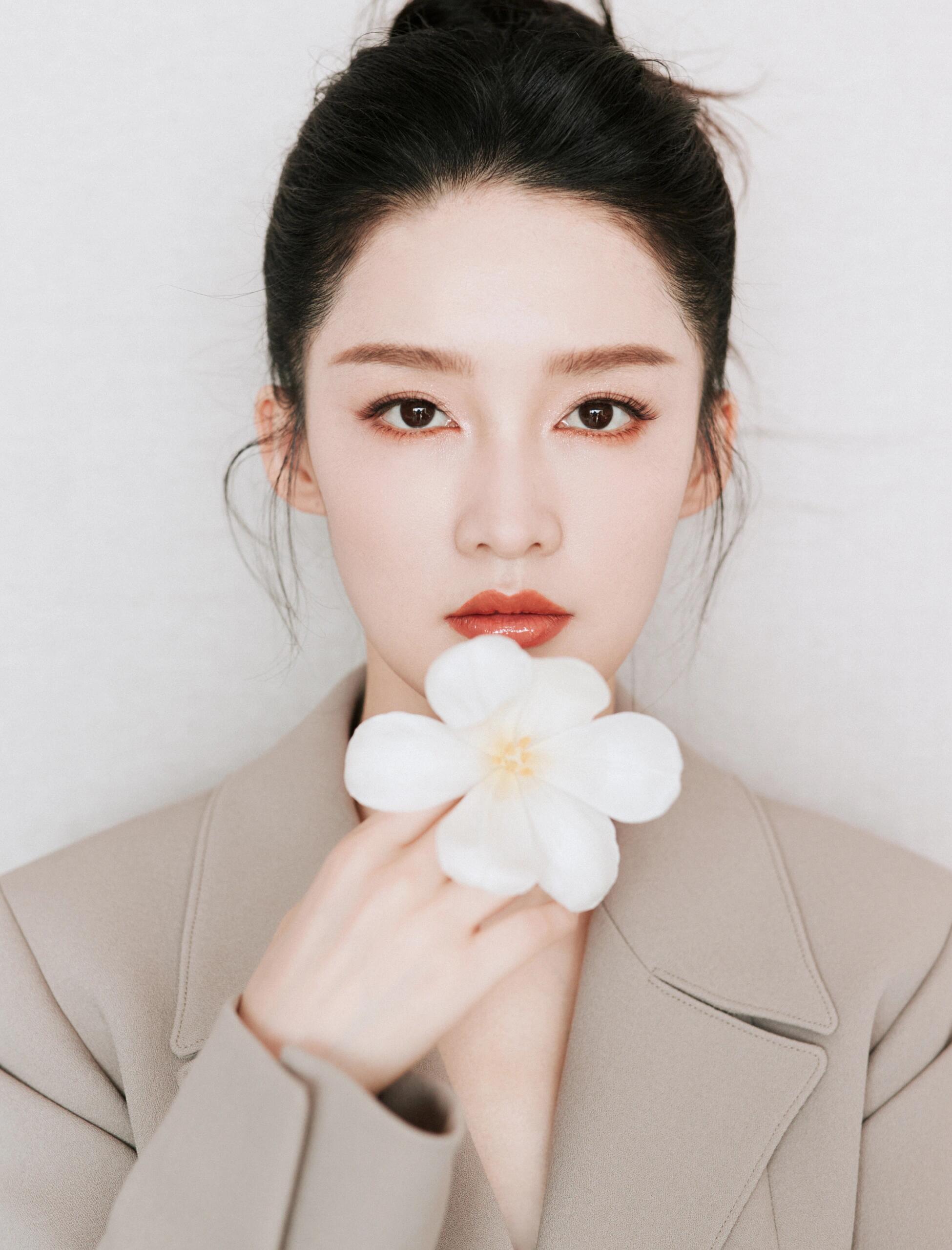 李沁造型优雅干练，身材出挑吸睛