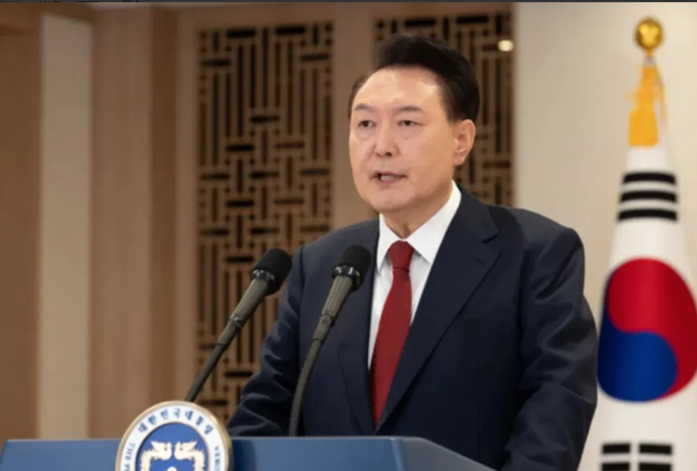 韩国瑜总统尹锡悦昨全部权利被停止，今凌晨召开紧急会议，他表示绝不会放弃，誓言尽快