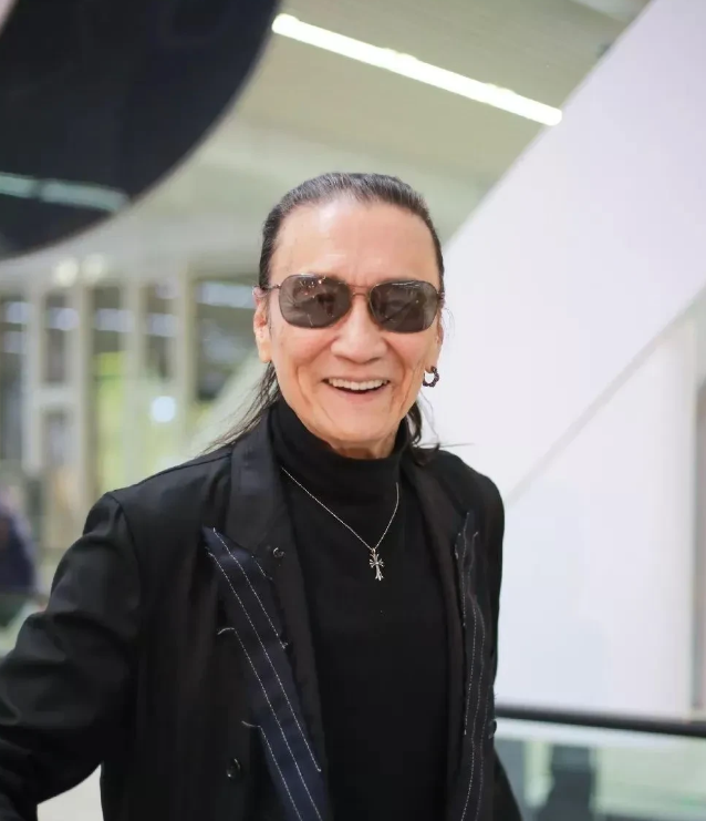一次，金星问谢贤:“你经常跟别人说，你跟谢霆锋不是很熟，是吗？”谢贤却一本正经地
