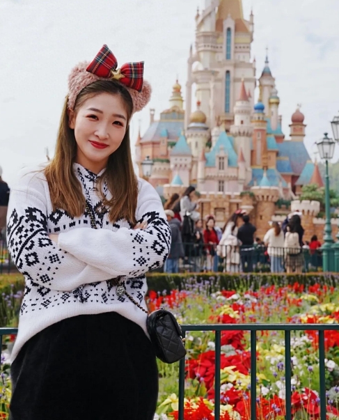 咱 “小枣” 刘诗雯太会营业啦！最近她在社交平台晒出了一组迪士尼游玩美照，可把球