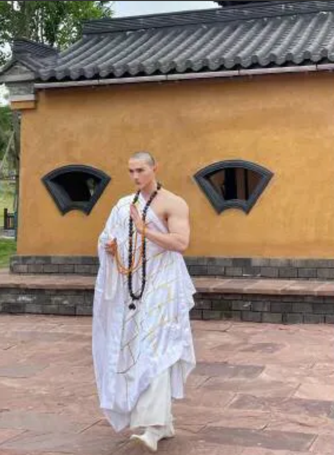 最帅的和尚

太帅了！和尚中的健美男神。从颜值到身材无一不令人赞叹。不知道会迷倒