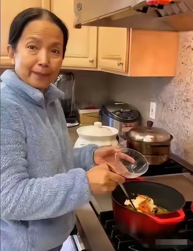64岁的吕丽萍，在美国以捡垃圾为生的事迹，从最初的传闻逐渐成为了人们口中的“笑话
