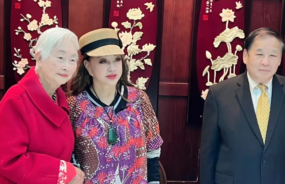 原来明星的穷
和我们普通人是不一样的
今天刘晓庆在社交平台上，晒与98岁的卢燕老