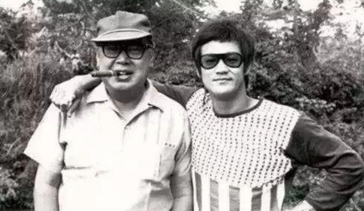 73年，李小龙与导演罗维大打出手，他拿出一把刀放在罗维脖子上说：我要SHA了你！