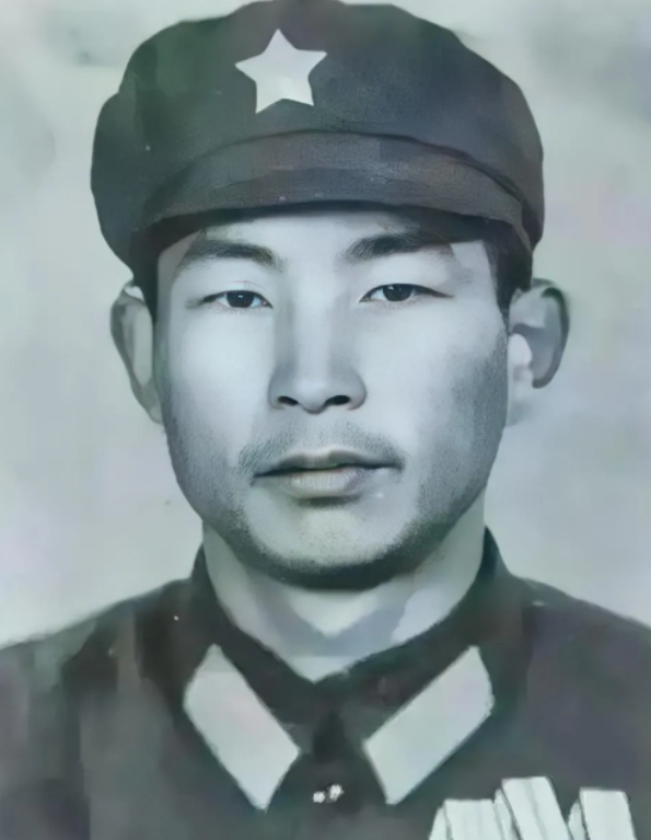 1980年，许明习刚炸掉敌人两座碉堡就被包围，越军见他只有一个人，而且子弹已经打