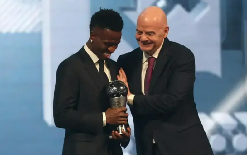 维尼修斯获得2024年世界足球先生！九年来第三次同金球奖背离。

维尼修斯成功击