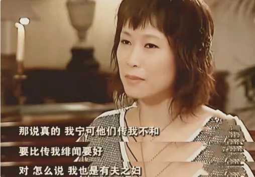对于和赵雅芝的种种传闻，叶童自嘲道：“说真的，我宁可他们传我们不和，也要比传绯闻