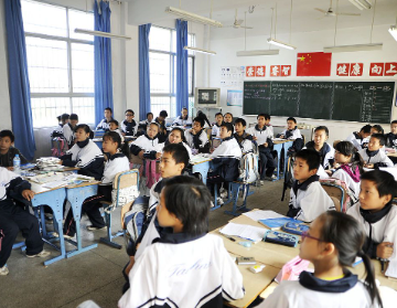 男生地震背起不便同学