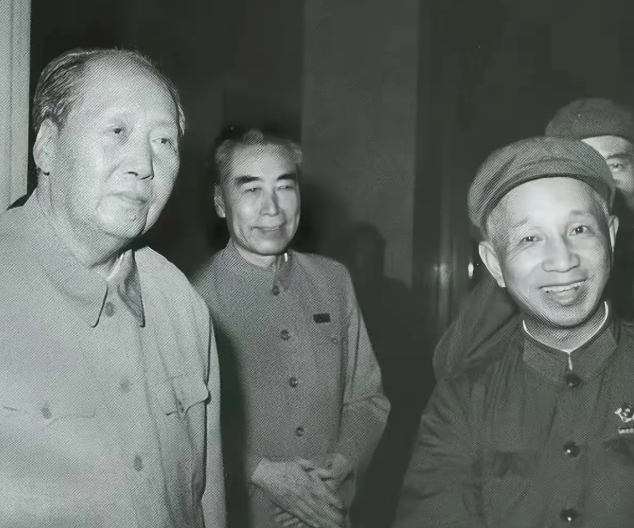 70年代初期，粟裕大将和毛主席、周总理合影。

见到领袖，心情是高兴的，露出了难