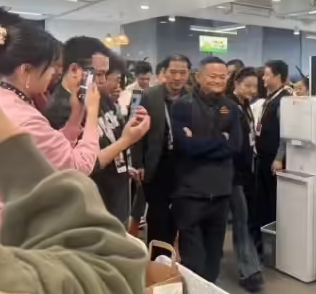 马云现身杭州阿里园区，与闲鱼员工打招呼