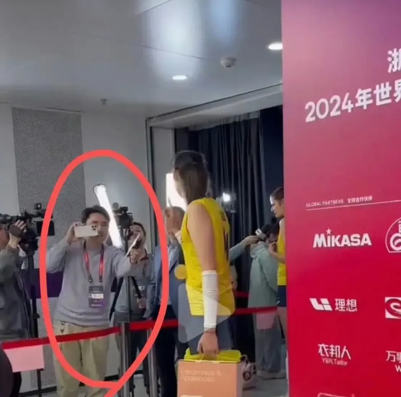 “怼的好！”记者如此提问惹毛了朱婷，朱婷怒怼不良记者。

2024年女排世俱杯决
