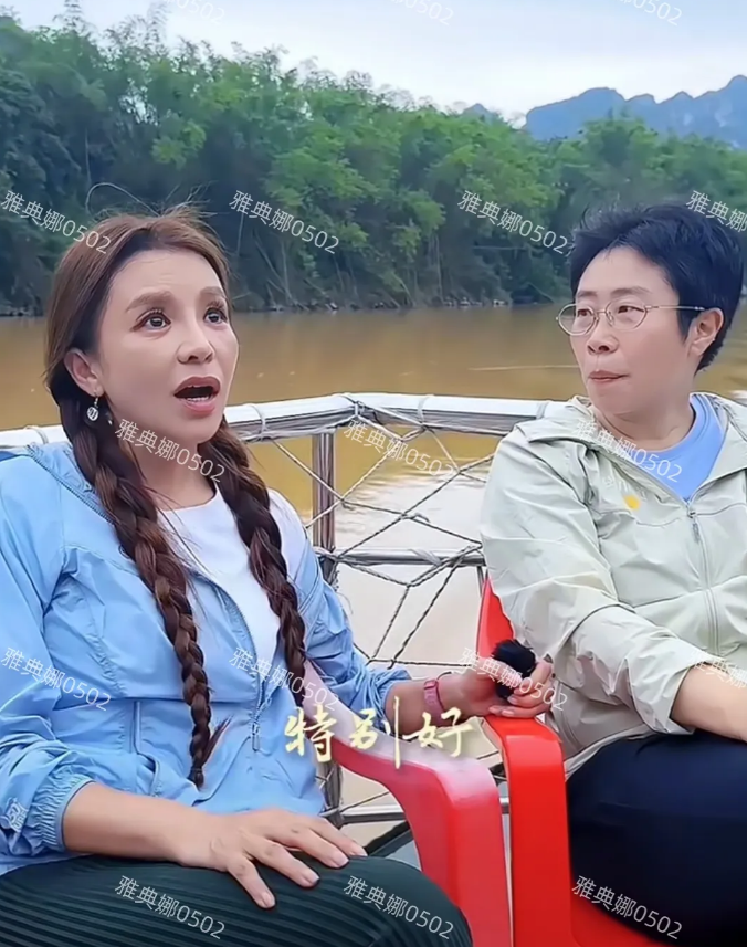 天啊，朱迅怎么变成这样了？
50岁的她刻意扮嫩打扮得像个像个韩国女团成员，大浓妆