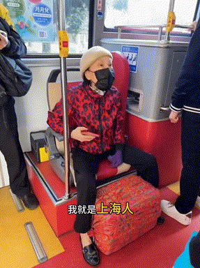 近日，台湾省，上海籍72岁老人坐台湾公交车让年轻人让座被骂：“滚回去，上海人！”
