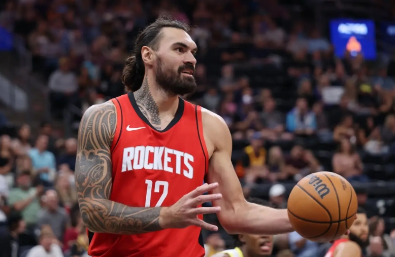 队内可用之人太多，火箭不得不兜售亚当斯。但是火箭管理层明确表示不会将其交易至西部