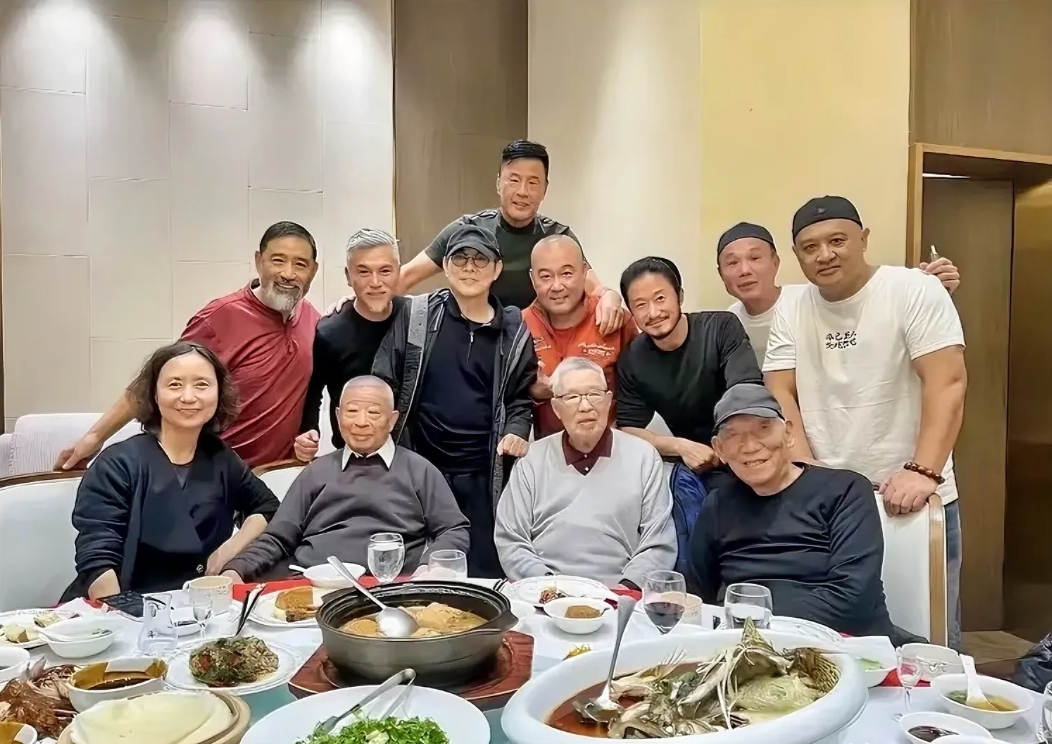 李连杰吴京师兄弟同框吃饭。

近日吴京组织了一个饭局，邀请了武术界的一些朋友，第