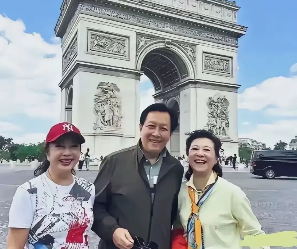 73岁的刘晓庆依旧是他俩的小妹妹呀！
一起出行，75岁的大姐王馥荔帮刘晓庆拿手包