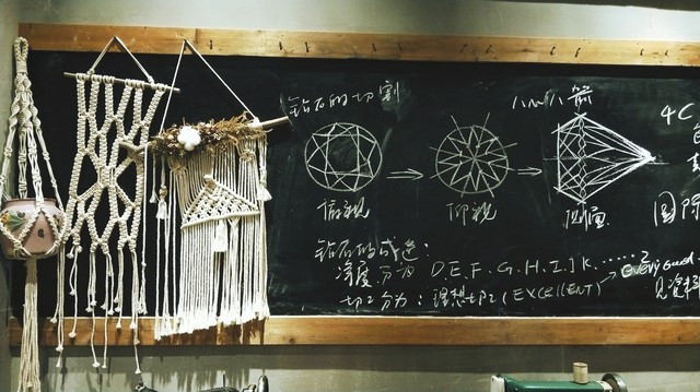 凤凰男质问妈：“弟弟结婚了，我一家4口变1口，你满意了？”