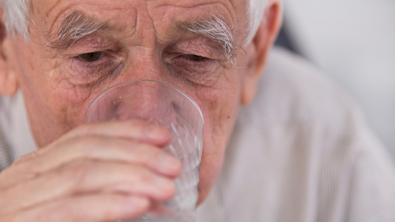 65岁大爷每天晨起喝水，诱发急性心脏衰竭，医生：很多人都喝错了