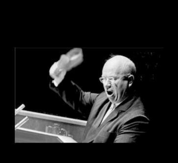 1949年12月1日，赫鲁晓夫正在乌克兰的西部城市发表演讲。突然一张纸条被递到眼