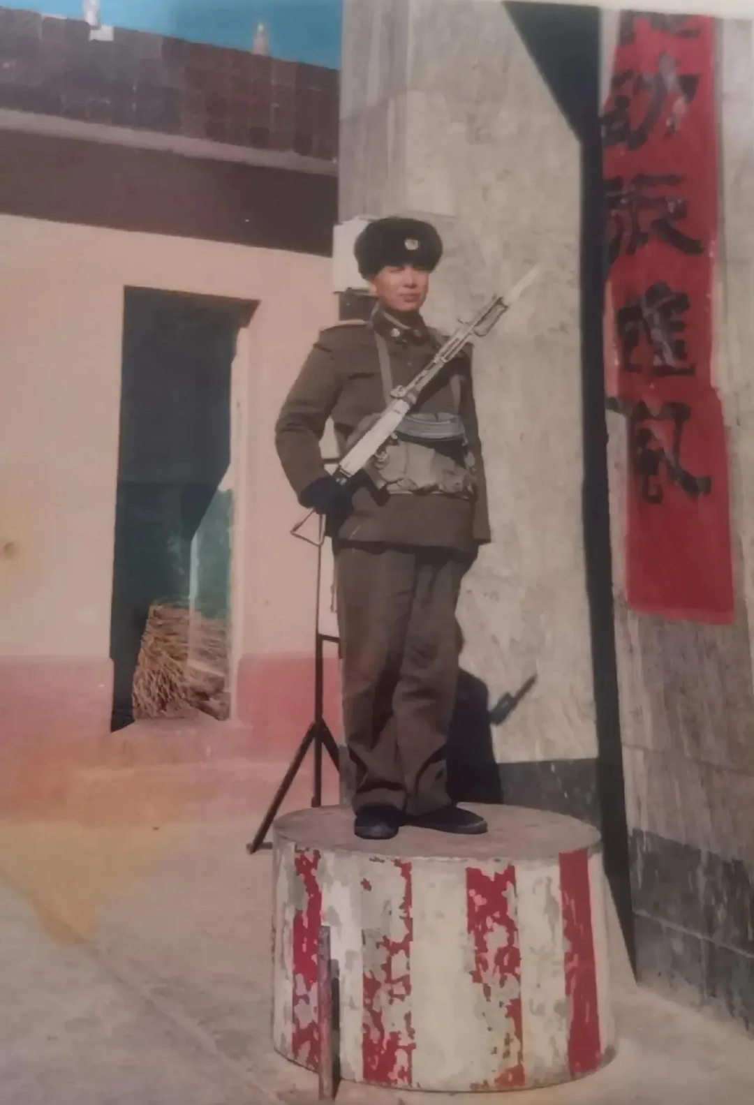当年我在部队站岗时，上岗把刺刀打开了，我当时懒得扣回去，尿急了转到哨亭后面，想方