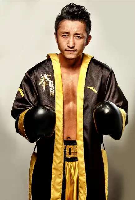 邹市明透露，以前打职业赛时，一场出场费就八位数起，普通人一辈子都赚不到的钱，在洛