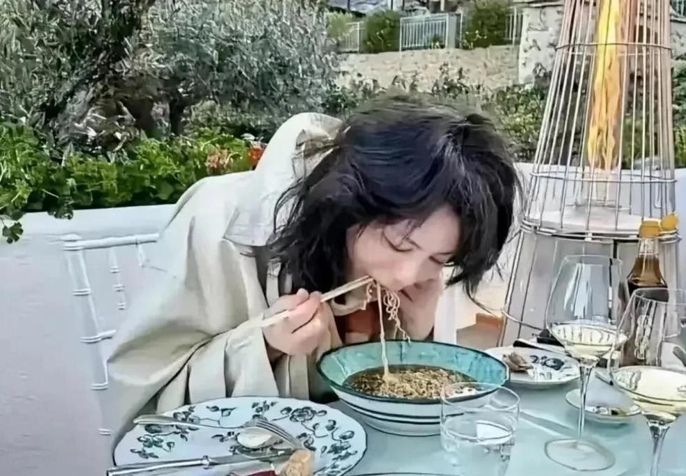 王菲可是歌坛的传奇人物，财富肯定不少。但她去意大利旅游这事儿，真打破了大家对有钱