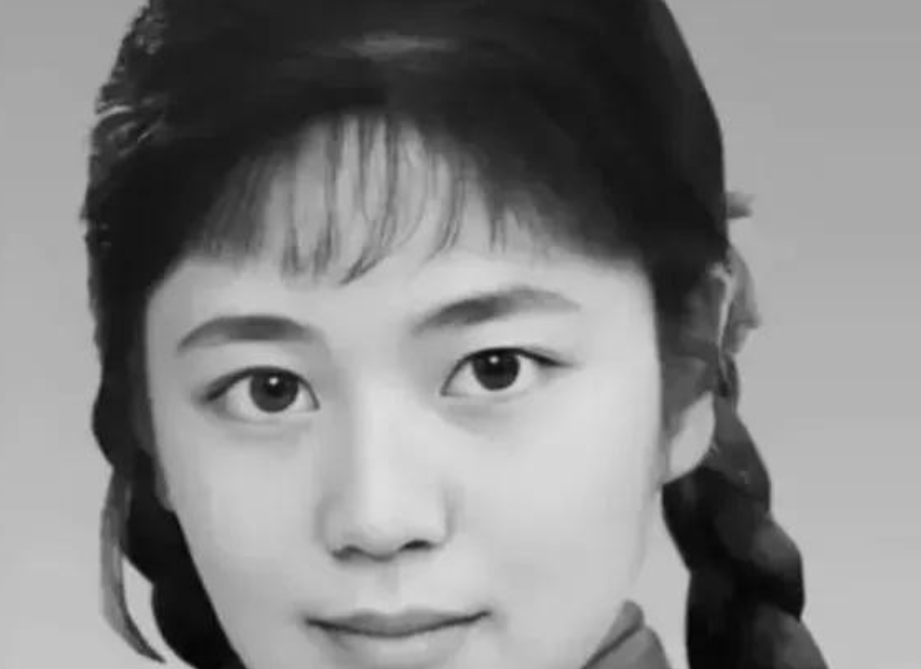 1977年，安徽知青于文娟返城，村中情郎跟着卡车狂追不止，于文娟抹着泪，狠心道：