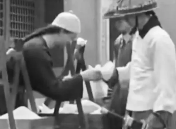 咸丰时期出了一个叫王库的传奇小贩，捡到宫内腰牌在紫禁城里卖了两年馒头，风雨无阻，