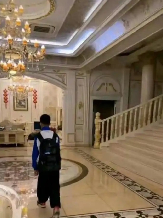 终于明白为什么强制穿校服了