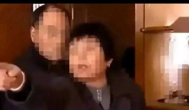 在西安，有一名叫林芳的女子，离婚后抛下年仅6岁的儿子小李，过起了自己的生活。小李