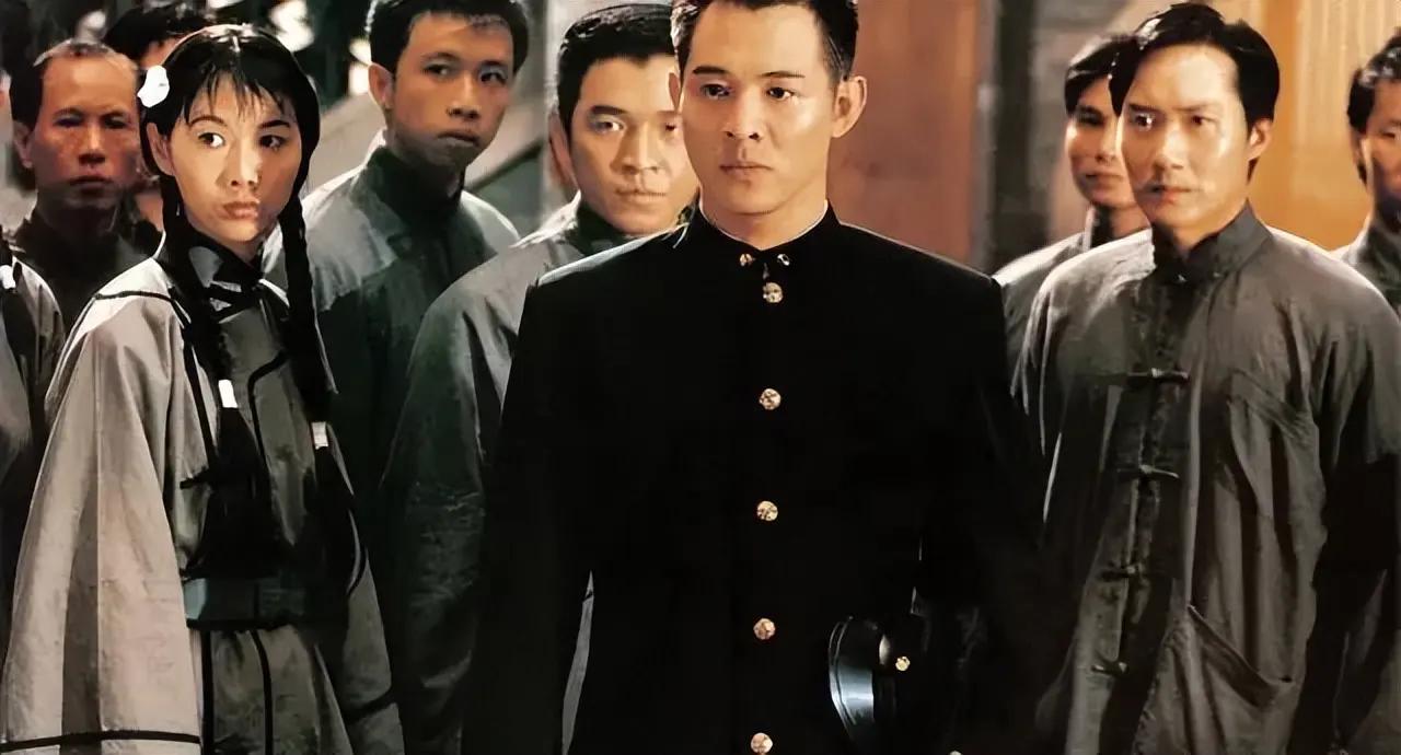 1994年，李连杰要翻拍电影《精武门》，因版权原因，便将电影改名为《精武英雄》，