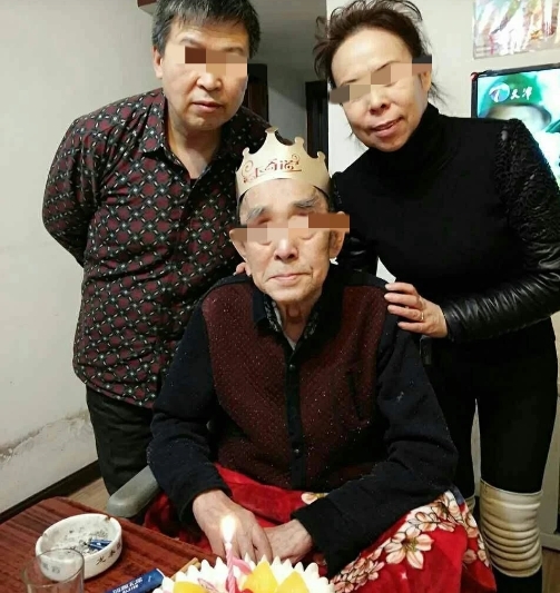 “人心太坏！”辽宁大连一名男子夫妻俩，照顾非亲非故的孤寡老人18年，老人感动不已