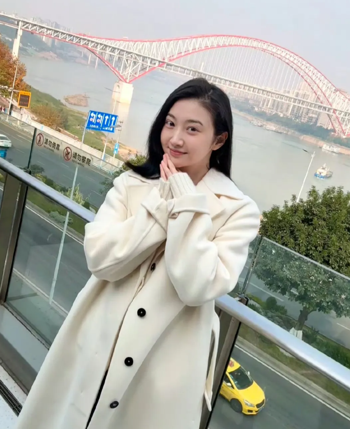 景甜是胖了还是肿了？脸像充了气一样，卧蚕大到离谱!
她在重庆拍的这组照片很美，但