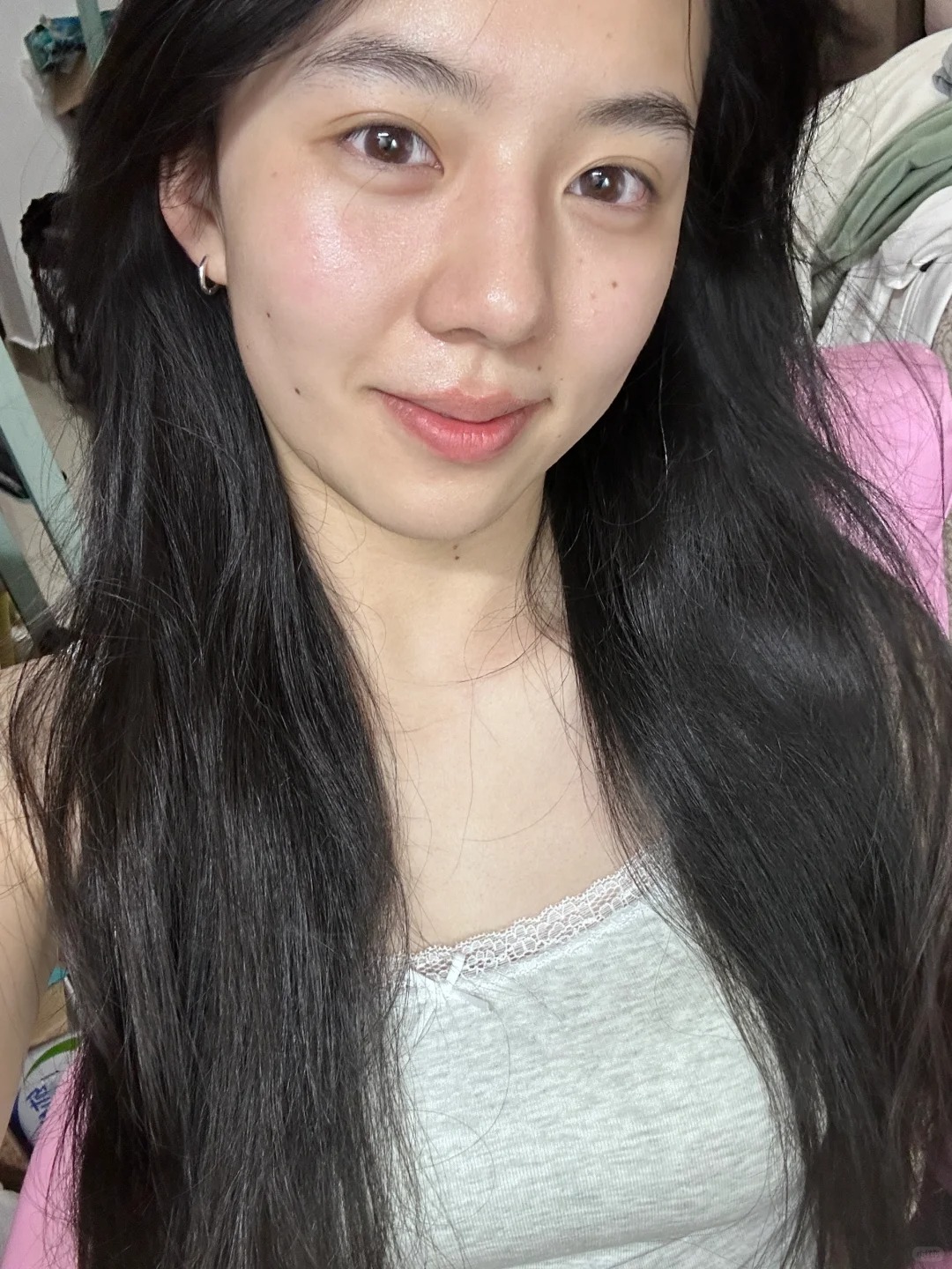 素颜也没关系哦！自己舒服最重要！！
经常素颜 爱上自己 真的心态都会变得不一样哦
