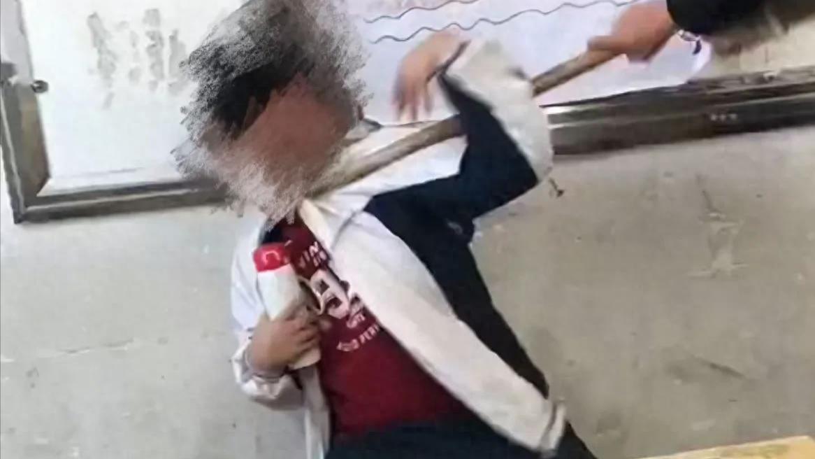学生在教室内遭拖把打脸，口中强塞异物，欺凌男生被采取惩戒措施