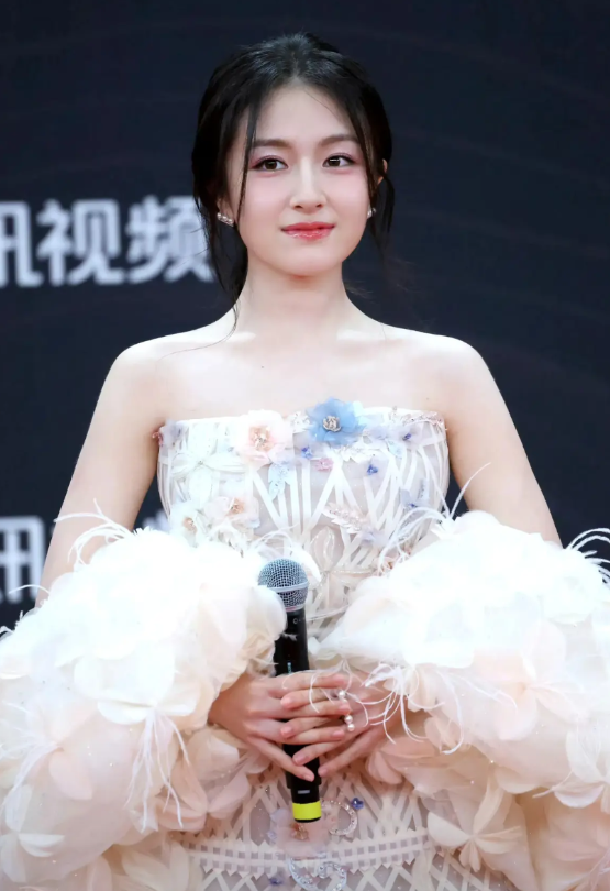 一直不理解张新成为何喜欢李兰迪，毕竟李兰迪长相一般，身材一般。
不过，从今天yi