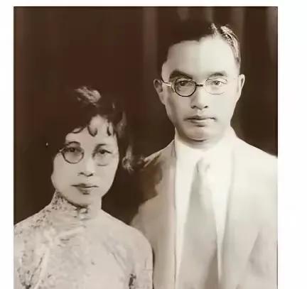 1917年，朱自清的父亲朱鸿钧娶了一房姨太太。一天，他正搂着姨太太做着美梦，突然