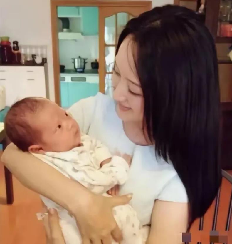 53岁的杨钰莹抱着小孩子，太像一个20多岁的年轻妈妈了！
她望着孩子，是那么的温