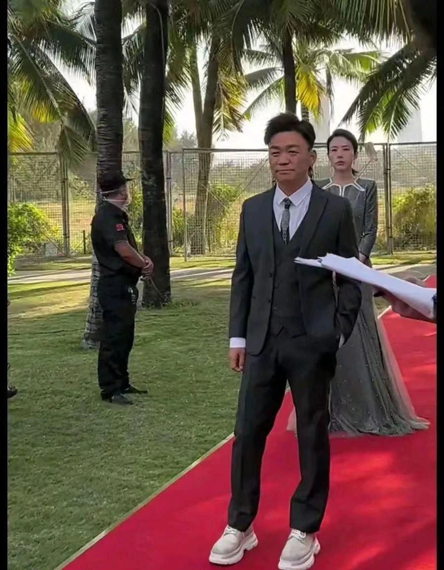 为什么西装配运动鞋？