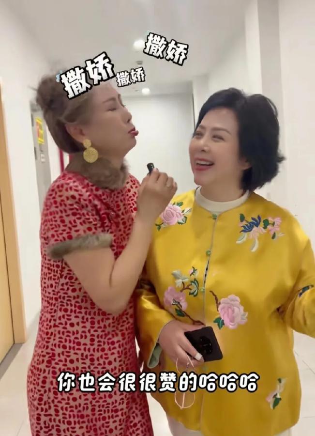 骆文莲和倪迎春相聚，互相夸赞！

倪迎春：感谢骆文莲当年的照顾，排戏时候有吃面条