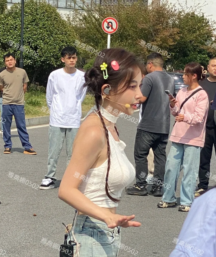 冯提莫本人真的太幻灭了，大脑袋小身子个子超矮，虽然又瘦又小胸却特别大，感觉比例很
