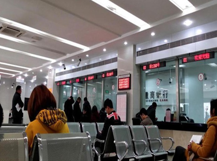 .银行为什么大厅坐的人很多，但实际干活的只有一两个?

你就记住一句话，因为银行