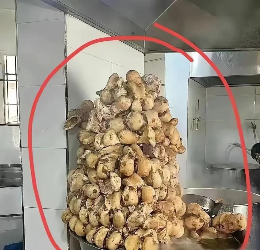 后厨一看，这样的羊肉馆应该是正宗的吧！
