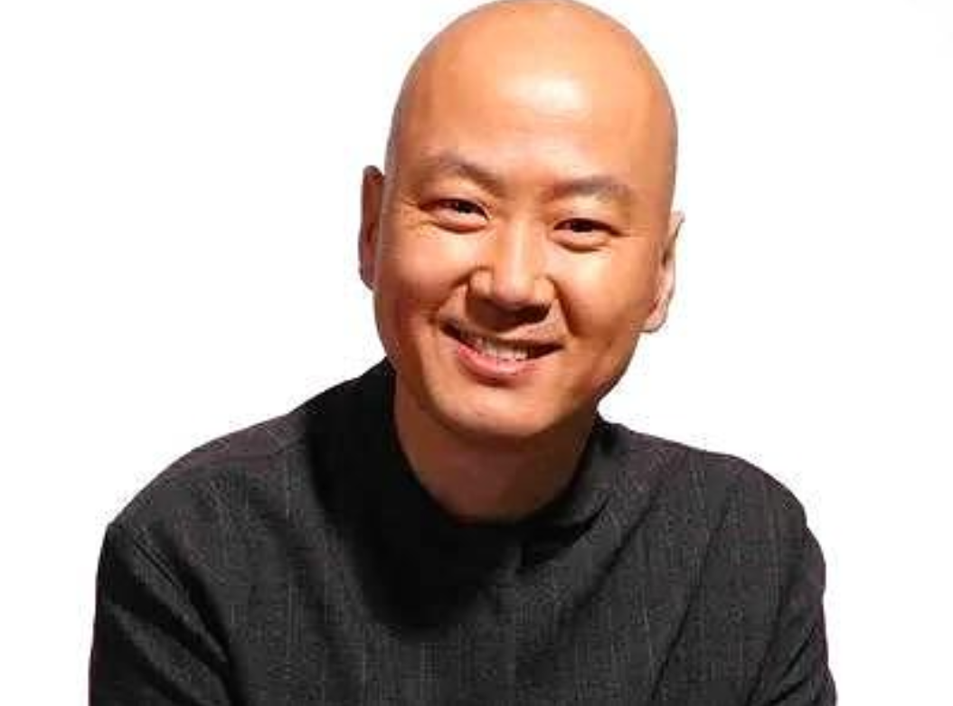58岁的郭冬临，这位老艺术家，他的生活其实挺丰富多彩的。首先说婚姻这块儿，他是单