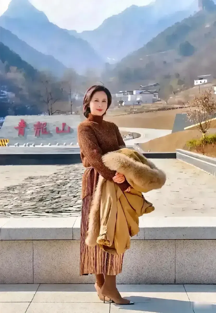 55岁的我退休了，有人说我颜值，身材，气质俱佳！这就成熟的魅力！可是为什么我觉得